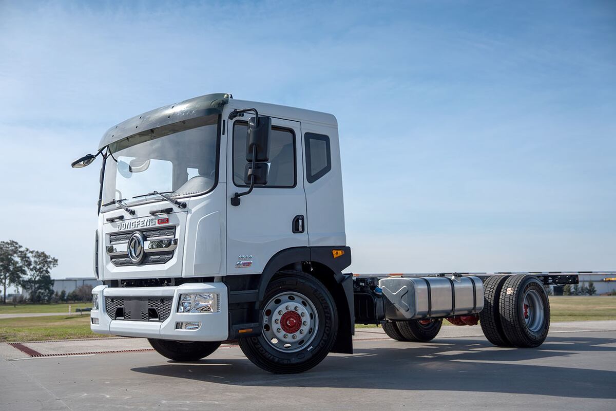 Este camión está equipado con un motor Cummins 6.7 litros de 300 CV y 1.100 Nm.