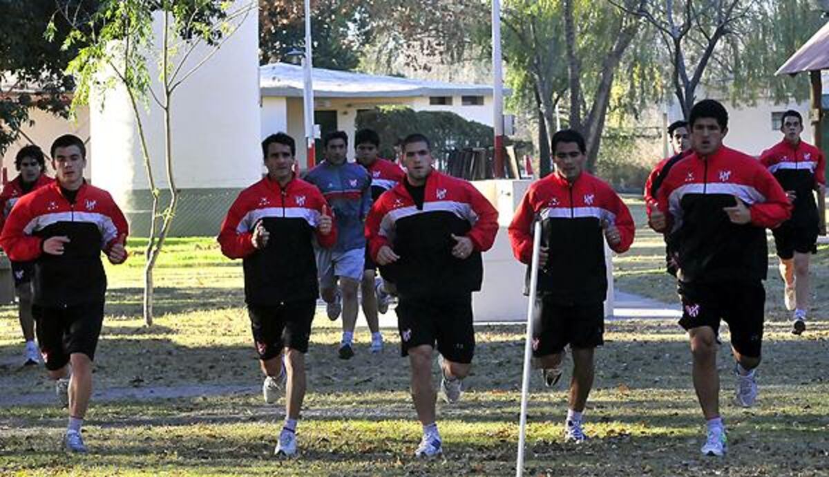 Lentini, al fondo, en sus primeros días en Instituto. (Foto: Ramiro Pereyra)
