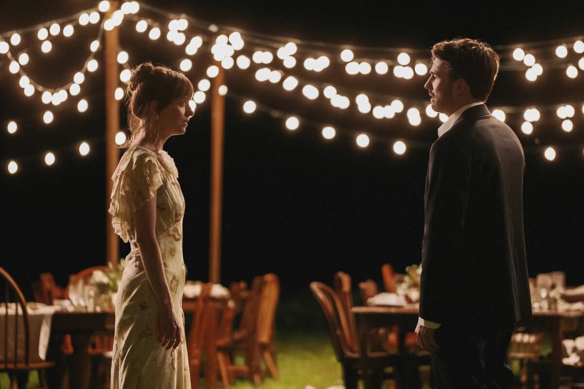Otro pasaje de "Amores materialistas", de Celine Song. En este caso, con Dakota y Chris Evans en pleno desencuentro. (A24 y AP)