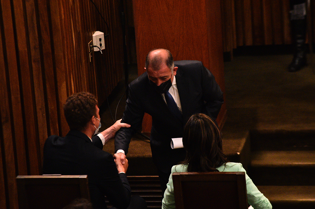 Saludo. Luis Juez saluda a los diputados peronistas electos, Ignacio García Aresca y Natalia de la Sota. (Pedro Castillo)