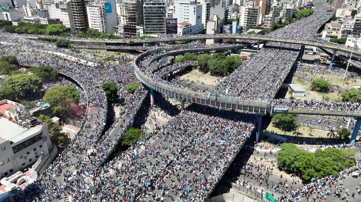 La locura por la selección argentina. (Clarín)