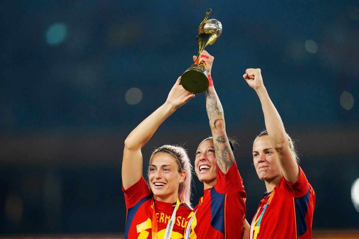 Alexia Putellas, Jennifer Hermoso e Irene Paredes de España, de izquierda a derecha, celebran con el trofeo al final de la final de la Copa Mundial Femenina de fútbol entre España e Inglaterra en el Stadium Australia en Sídney, Australia, el 20 de agosto de 2023. (AP Photo/Abbie Parr, Archivo)