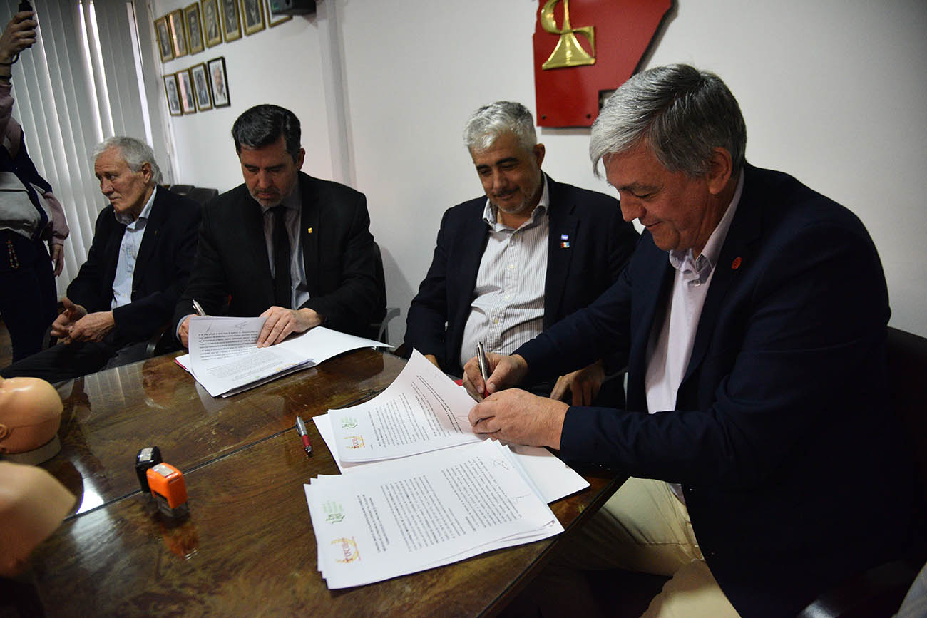 Firma del Colegio de Farmacéuticos y del Consejo de Médicos para la capacitación en RCP. (Pedro Castillo / La Voz)