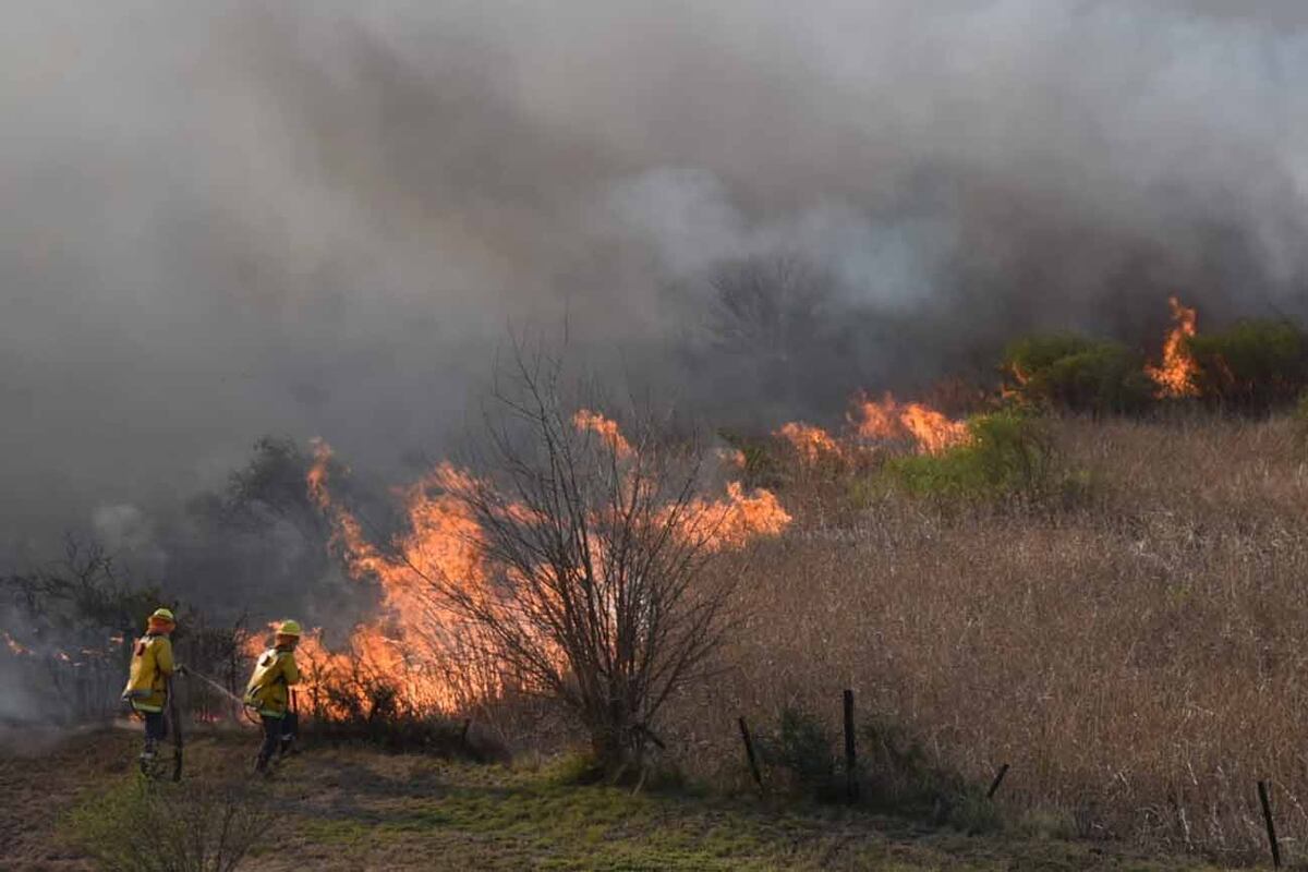 Incendio en la autopista Carlos Paz . (Facundo Luque / La Voz)
