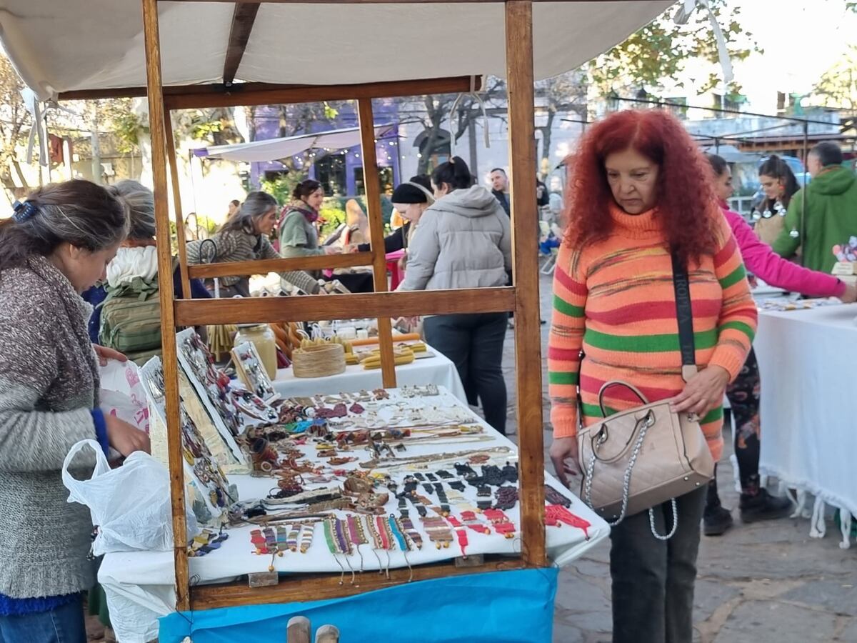 La popular feria de la plaza en Villa de las Rosas, un termómetro del turismo en el valle de Traslasierra. Este fin de semana, con baja actividad. (La Voz)