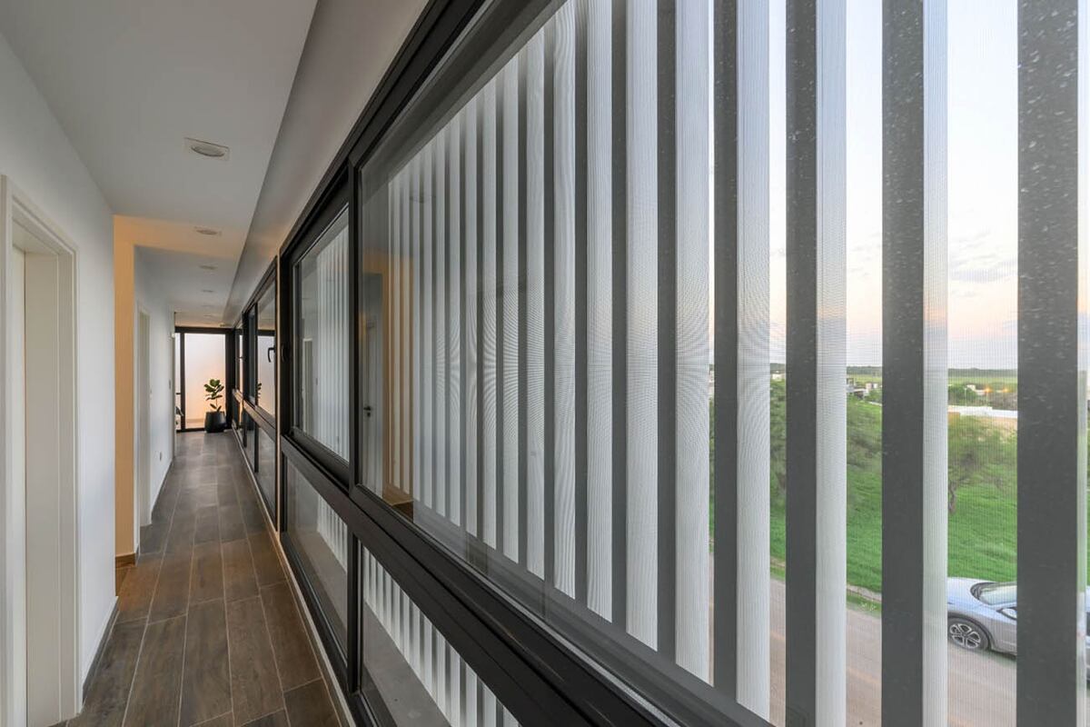 Son elementos que cubren el asoleamiento sin perder la visual a los exteriores (proyecto Casa CM, estudio MZ arquitectos).