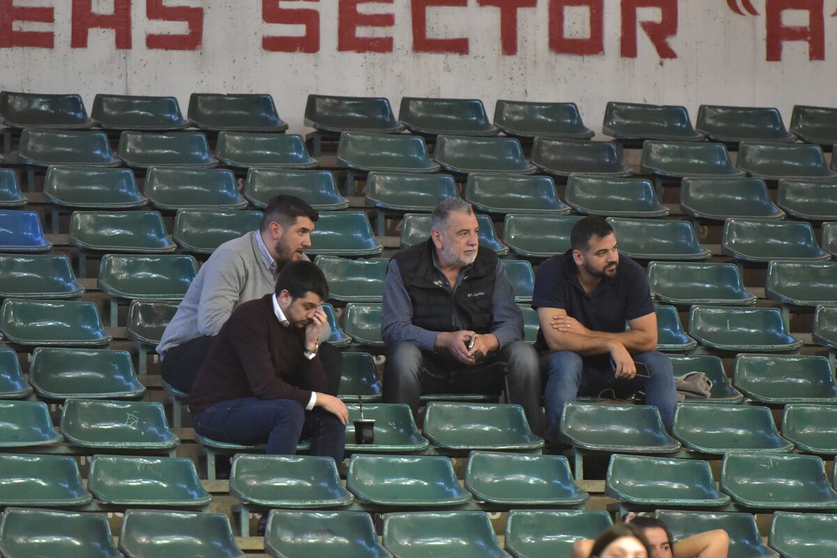 Juan Manuel, Mario y Guillermo Cavagliatto, junto a Federico Fernández, siempre pensando en Instituto. (Facundo Luque / La Voz)