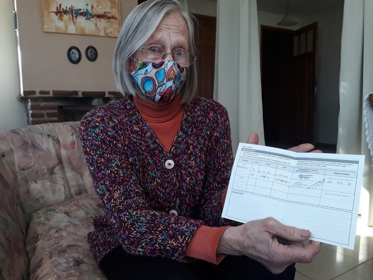 Irene, en su casa de Salsipuedes, con su carné que muestra la doble vacunación. (La Voz)