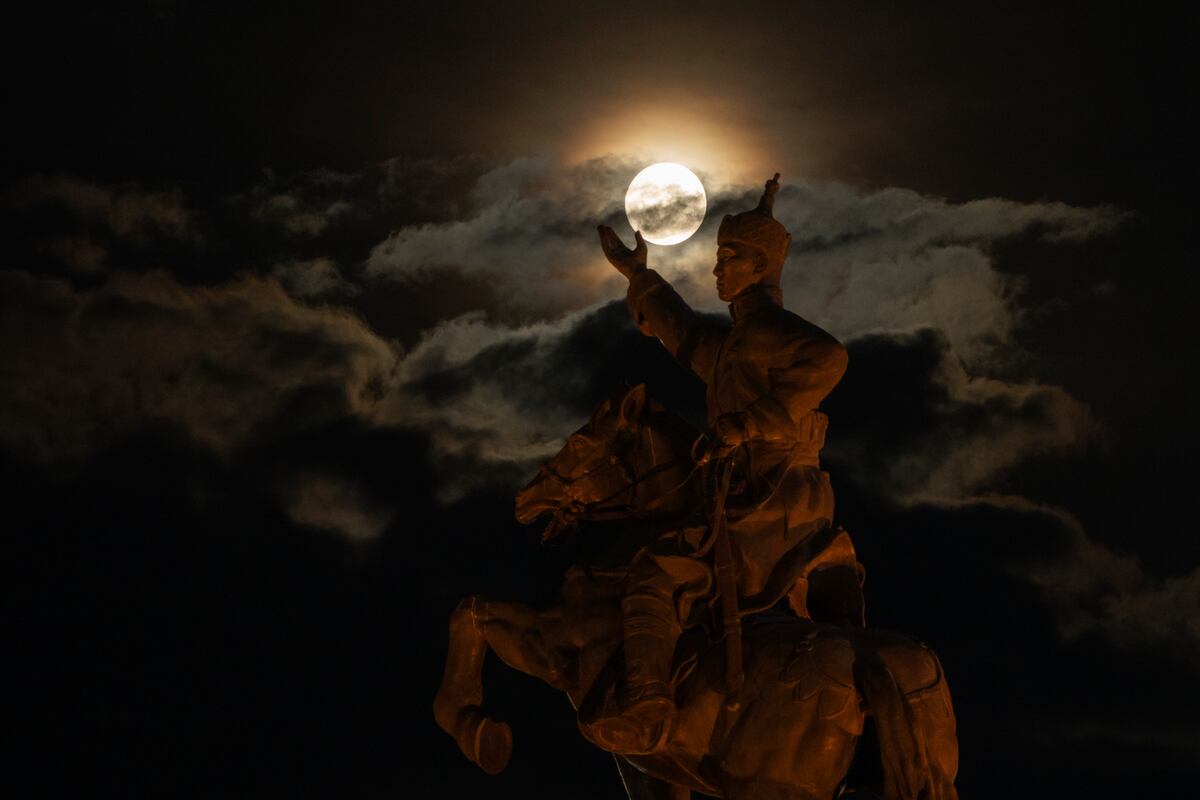 La superluna detrás de la estatua de Damdin Sujbaatar, en la Plaza Sujbaatar, de Ulán Bator, Mongolia, el miércoles 30 de agosto de 2023. El 30 de agosto se produjo la segunda superluna del mes, esto es cuando una luna llena se ve un poco más grande y brillante gracias a su cercanía a la Tierra. (AP Foto/Ng Han Guan)