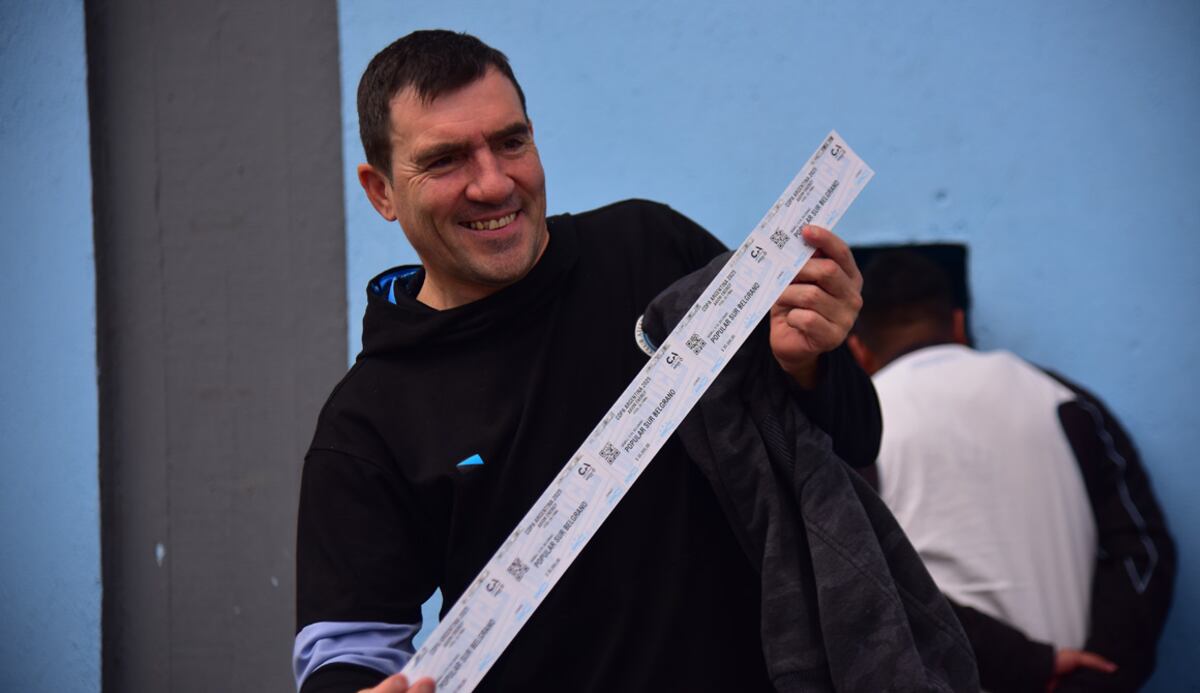 Los hinchas de Belgrano se llevaron miles de entradas esta mañana (Foto: Pedro Castillo / La Voz).