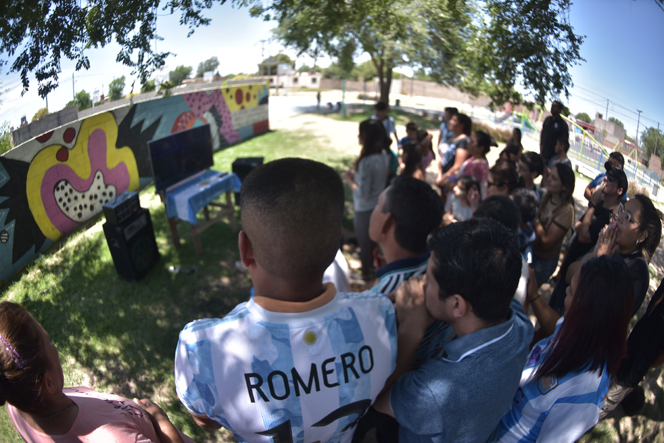 Familiares y amigos de Cristian "Cuti" Romero vieron el la final de la Copa del Mundo en la plaza de Barrio Rivadavia. (Facundo Luque / La Voz)