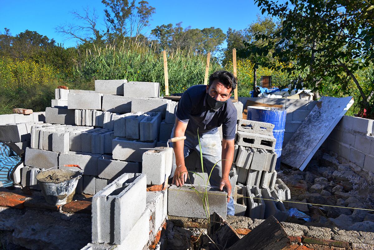 Juan Sebastian Moreno construye su casa en Barranca Yaco (José Gabriel Hernández/ la Voz).
