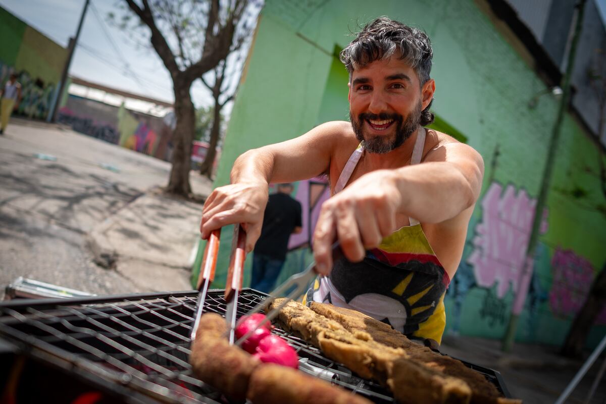 Valentín Scagliola, tecladista, compositor y asador de Los Caligaris. (Gentileza Federico Caon)