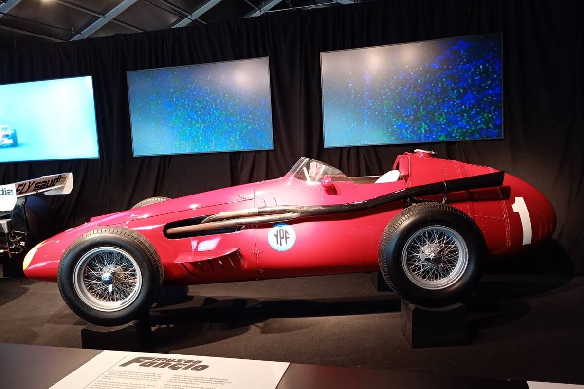 La Maserati de Juan Manuel Fangio en  Fórmula 1 La exhibición, la muestra que llegó por primera vez a Sudamérica y cautivó a los argentinos. (La Voz)