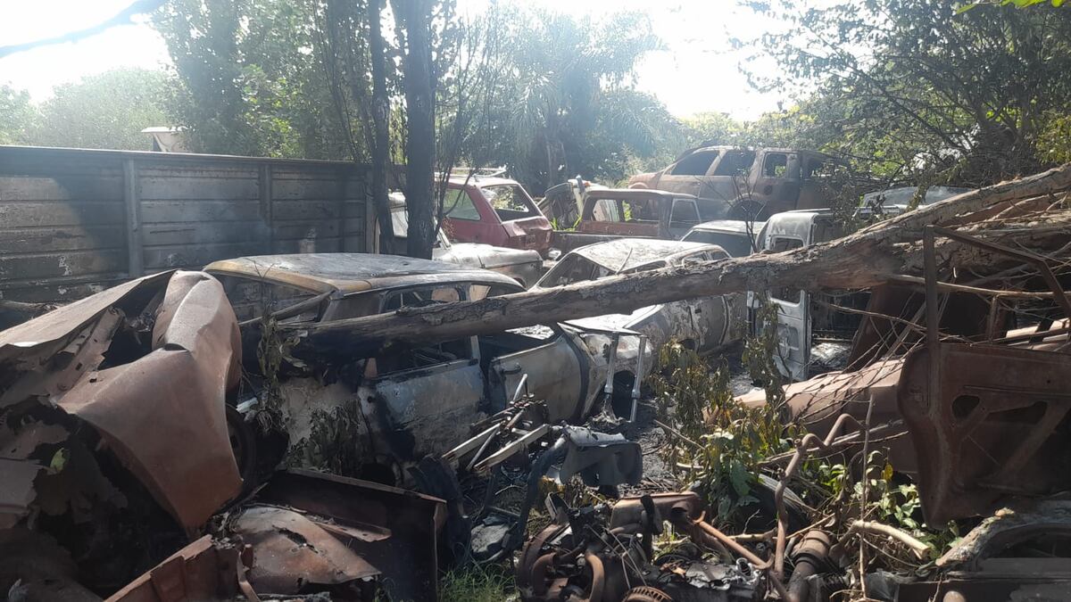 El martes, ocho autos se prendieron fuego en un galpón municipal en la ciudad de Córdoba. (Gentileza)