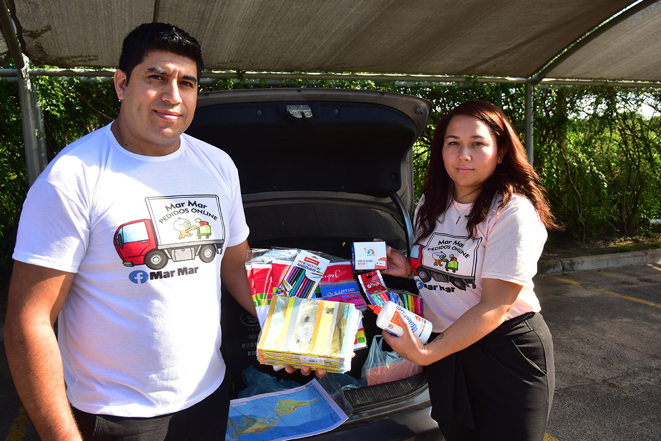Florencia Gómez y Marcos Liendo. Mar Mar, delivery de útiles escolares [10:12, 17/1/2024] Benita Cuellar Corresponsal Sierras Chicas: Comenzaron en pandemia y hoy tienen más de 150 clientes por día. Foto (Ramiro Pereyra /La Voz)