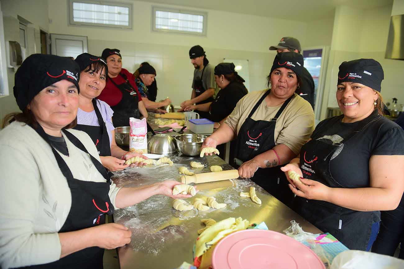 Cocina Escuela Solidaria. En medio de una crisis económica creciente, el Banco de Alimentos de Córdoba dicta talleres de cocina para referentes de los comedores sociales que asiste en la ciudad. (José Gabriel Hernández / La Voz)