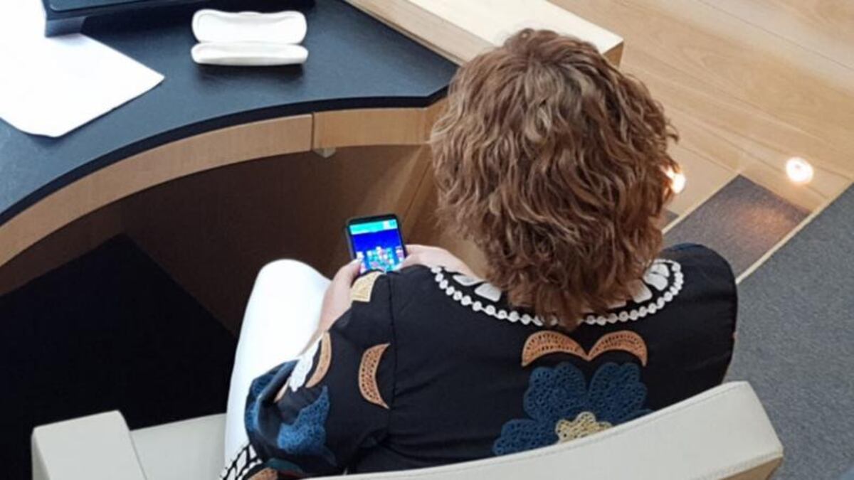 La legisladora de HPC jugando en plena sesión.