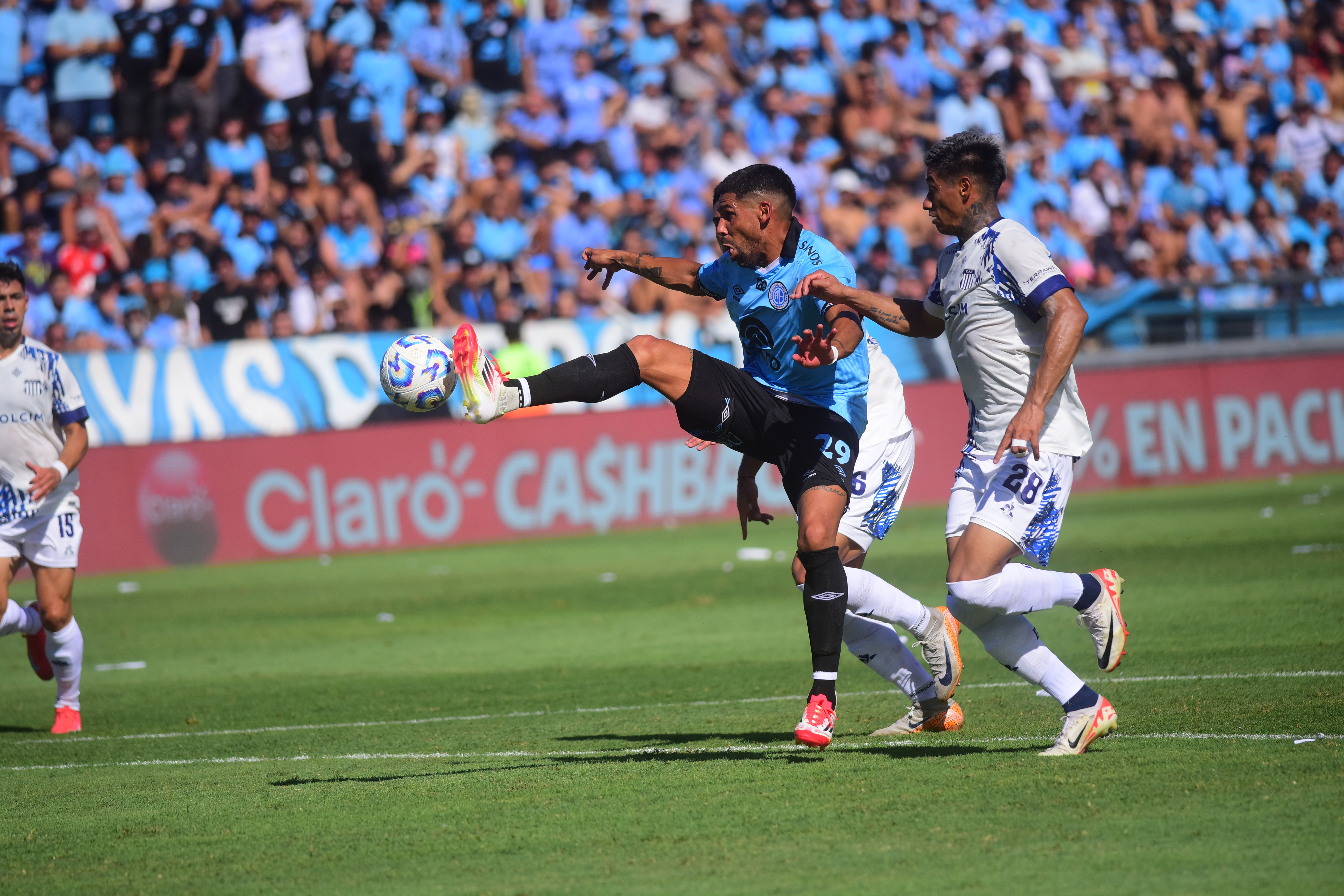 Belgrano y Talleres jugaron el clásico en Alberdi con todos los condimentos. Foto Javier Ferreyra