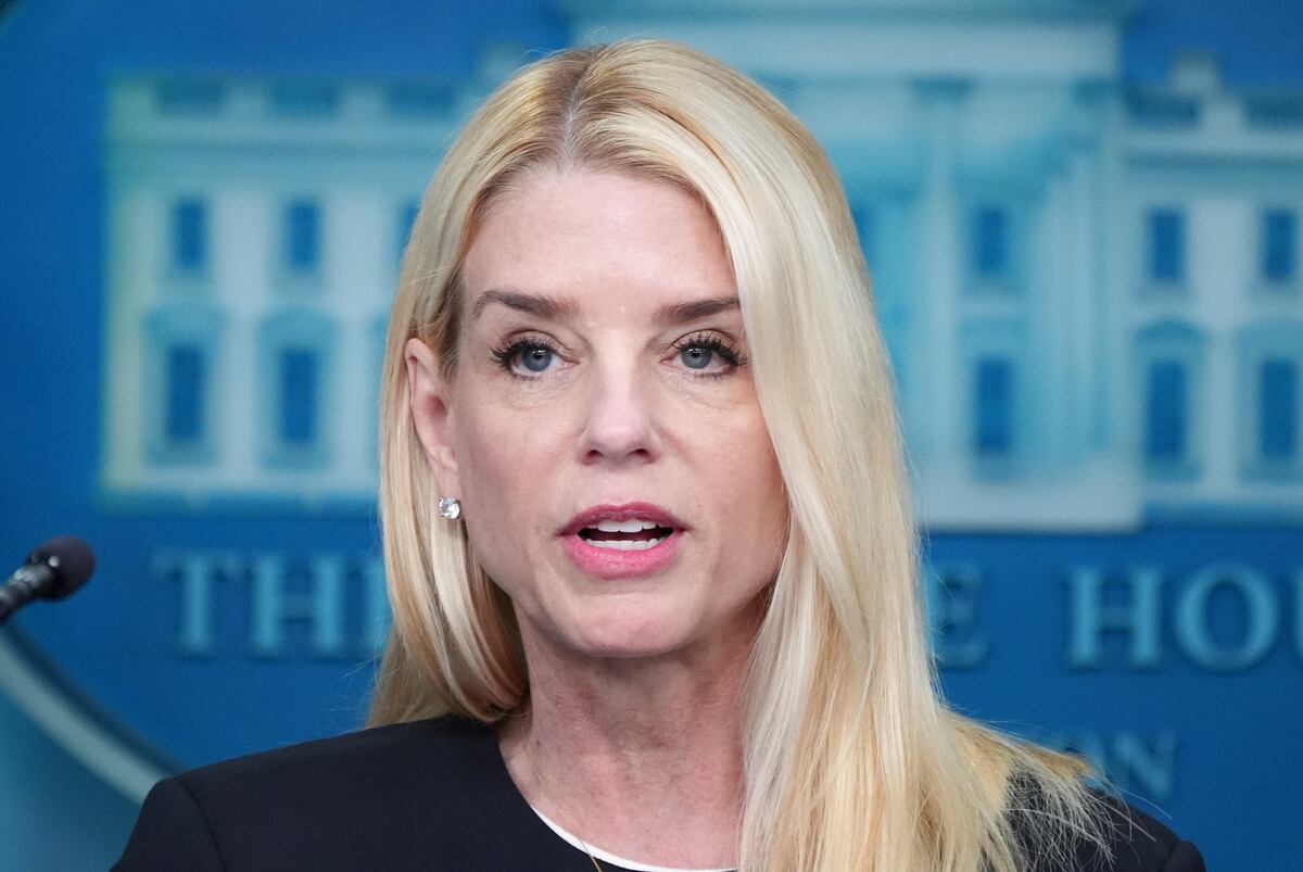 La secretaria de Justicia de EE.UU. Pam Bondi habla con los medios de comunicación el viernes 27 de junio de 2025 en la sala de prensa de la Casa Blanca en Washington. (AP Foto/Jacquelyn Martin)
