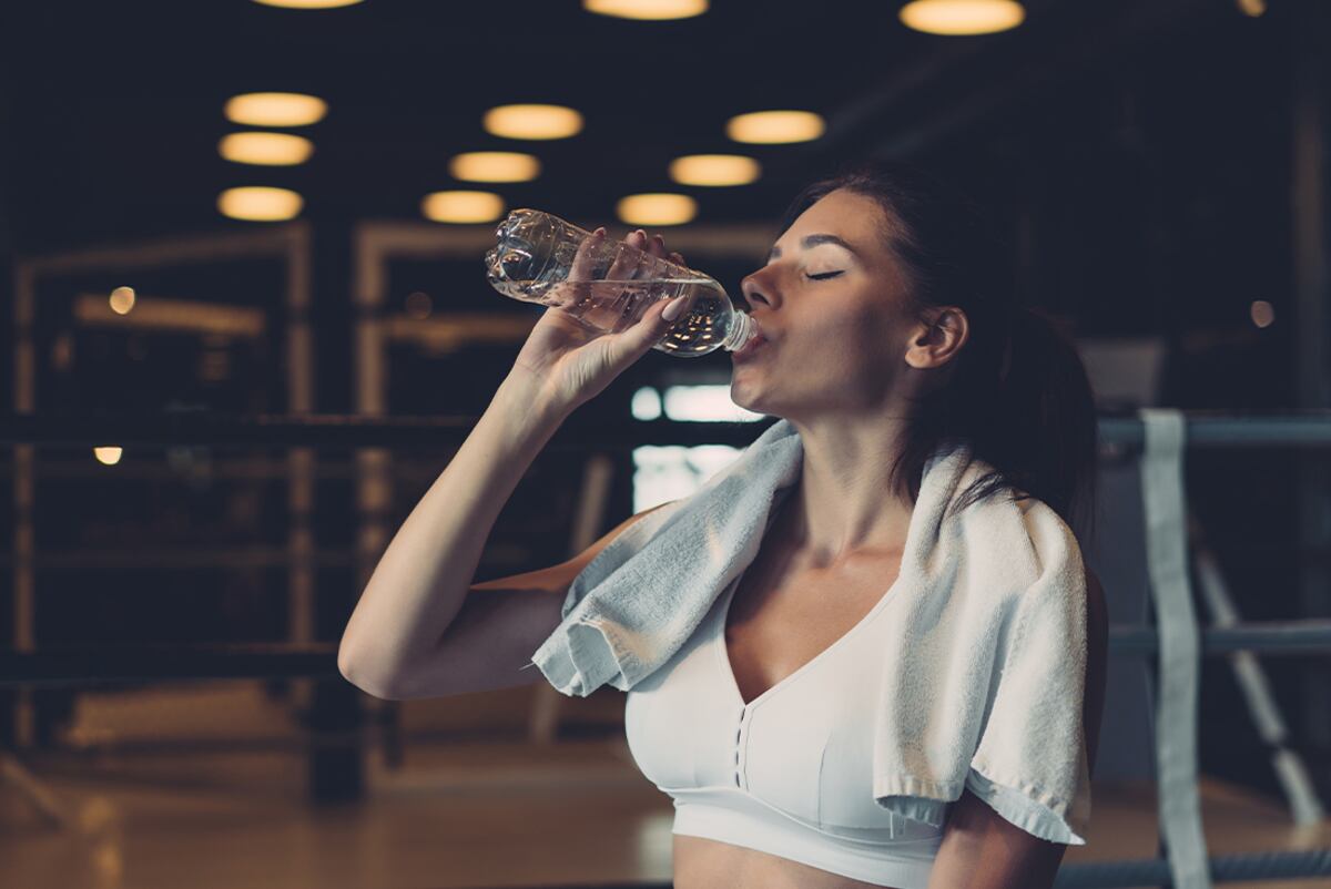 Luego de la actividad física se puede recurrir a bebidas isotónicas para recuperar sales minerales y glucosa. Foto: Freepik / Aguas Cordobesas