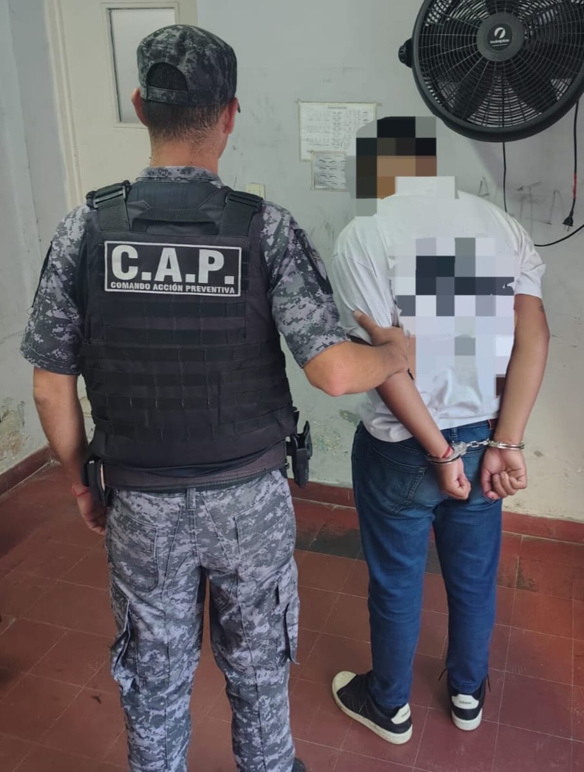 Villa Carlos Paz: tenían 6 iPhones en su poder y quedaron detenidos.