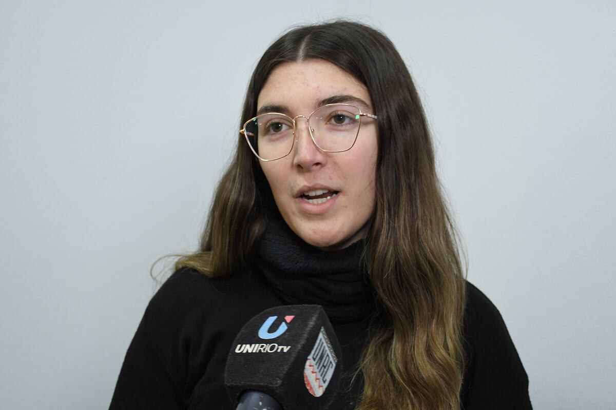 Río Cuarto. Paula Garais, primera escolta de la bandera mayor de la UNRC (Gentileza Cecilia Grosso/Prensa UNRC).