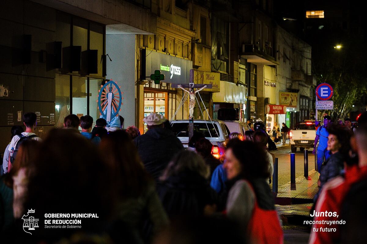 Fe. Miles de personas partieron de Río Cuarto y caminaron toda la noche para estar este jueves en Reducción y conmemorar al Cristo de la Buena Muerte (Gentileza).