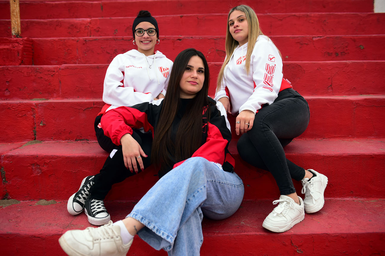 Las hermanas Gloria: son tres, Gloria Agustina, Ariana Gloria y Nahir Gloria, y su mamá y papá les pusieron así por su amor a Instituto. Aquí en la tribuna popular del estadio Monumental. (Nicolás Bravo / La Voz)