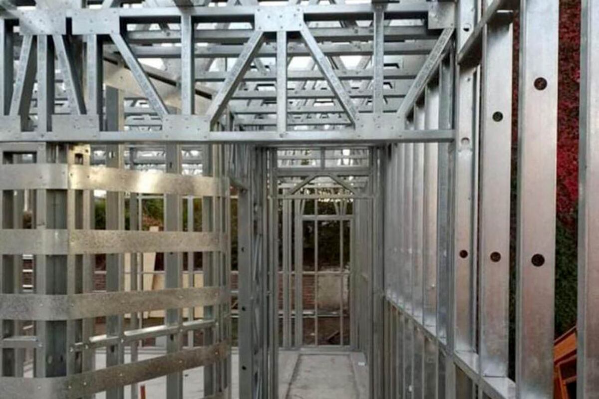 Perfilería de acero galvanizado, paneles y aislantes duraderos, cumplen con los estándares de calidad vigentes.