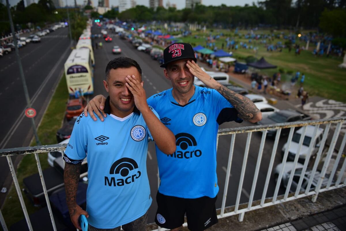 Belgrano: Los hinchas en la previa del partido frente a Argentinos Juniors por una de las semifinales de la Copa Argentina, en Rosario. (José Hernández / La Voz)