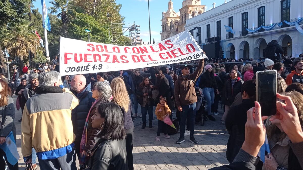 Imagen de manifestantes que apoyaron a Javier Milei en Córdoba capital por el 25 de mayo. (La Voz)