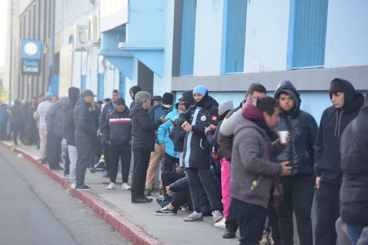 Los hinchas de Belgrano, buscando su entrada. (José Gabriel Hernández / La Voz).