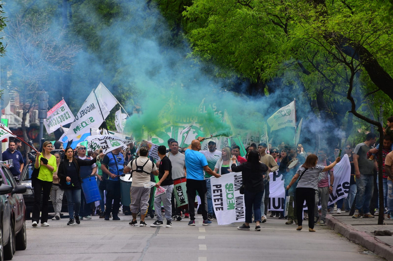 El sindicato de municipales realiza una asamblea frente al Palacio 6 de Julio. (José Gabriel Hernández / La Voz)