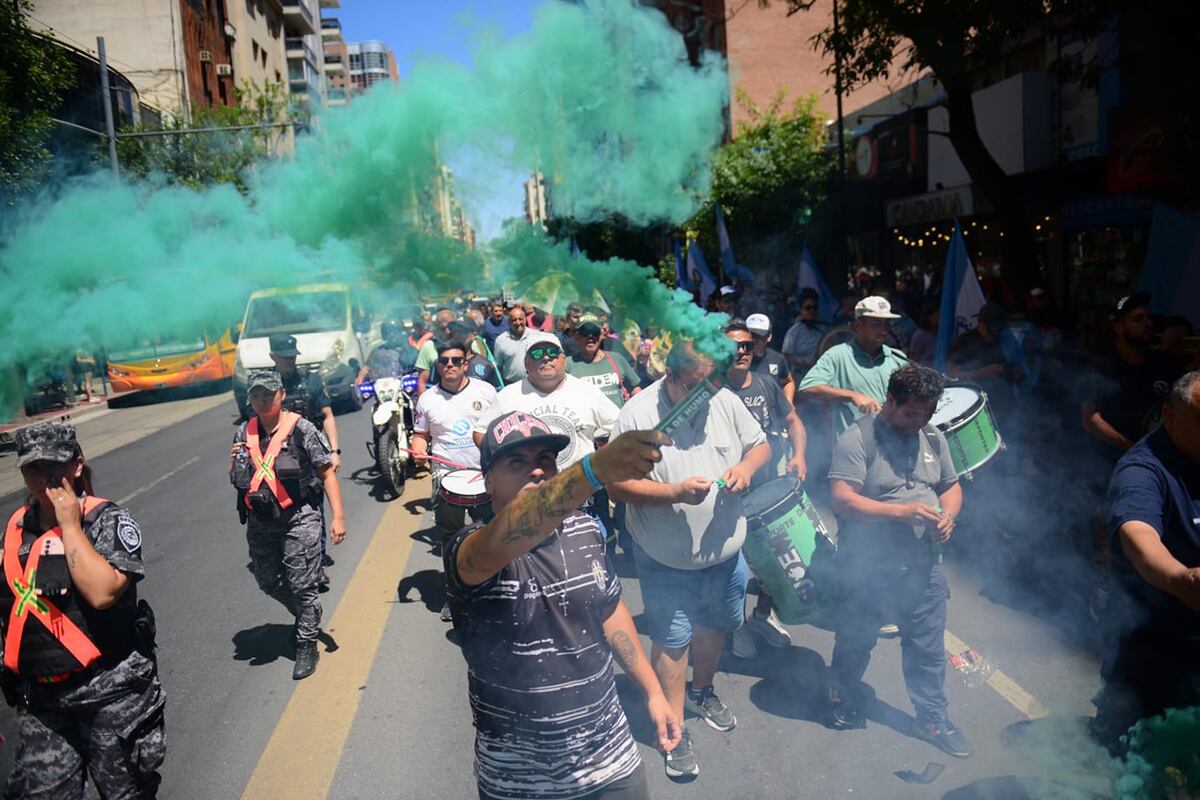 La CGT y sindicatos marchan contra la reforma laboral en Córdoba. (José Gabriel Hernández / La Voz)