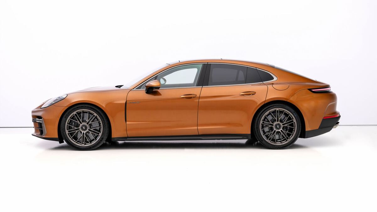 La innovadora suspensión activa Porsche Active Ride está disponible para los modelos E-Hybrid del nuevo Panamera.
