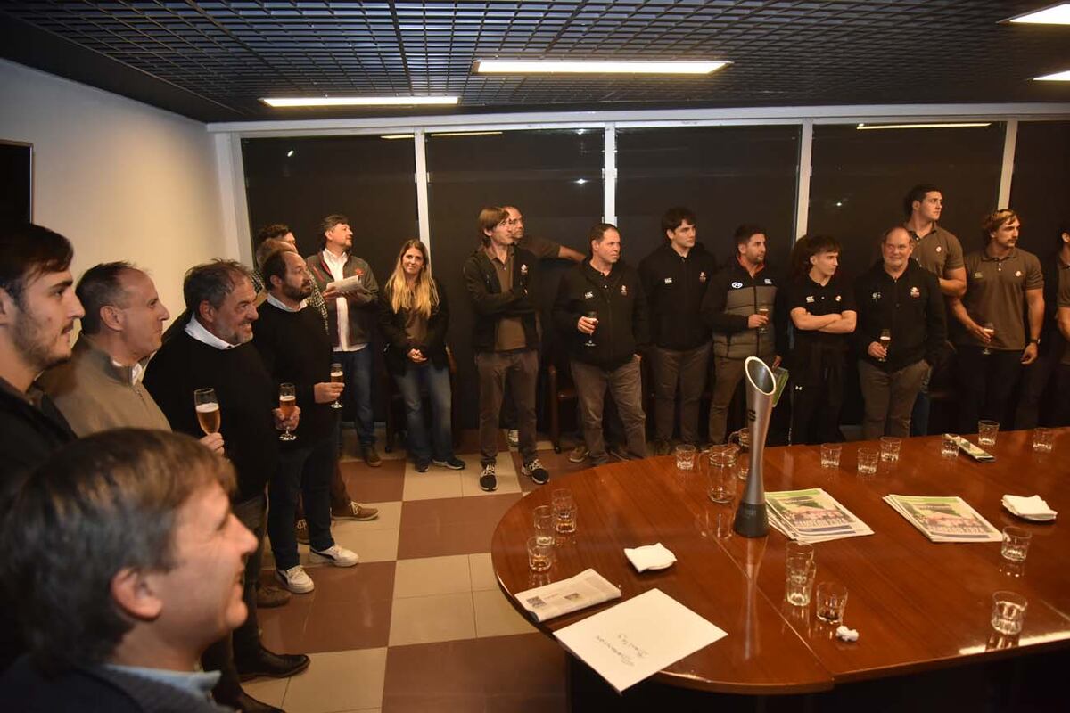 Brindis con los Dogos xv campeones (Facundo Luque / La Voz)