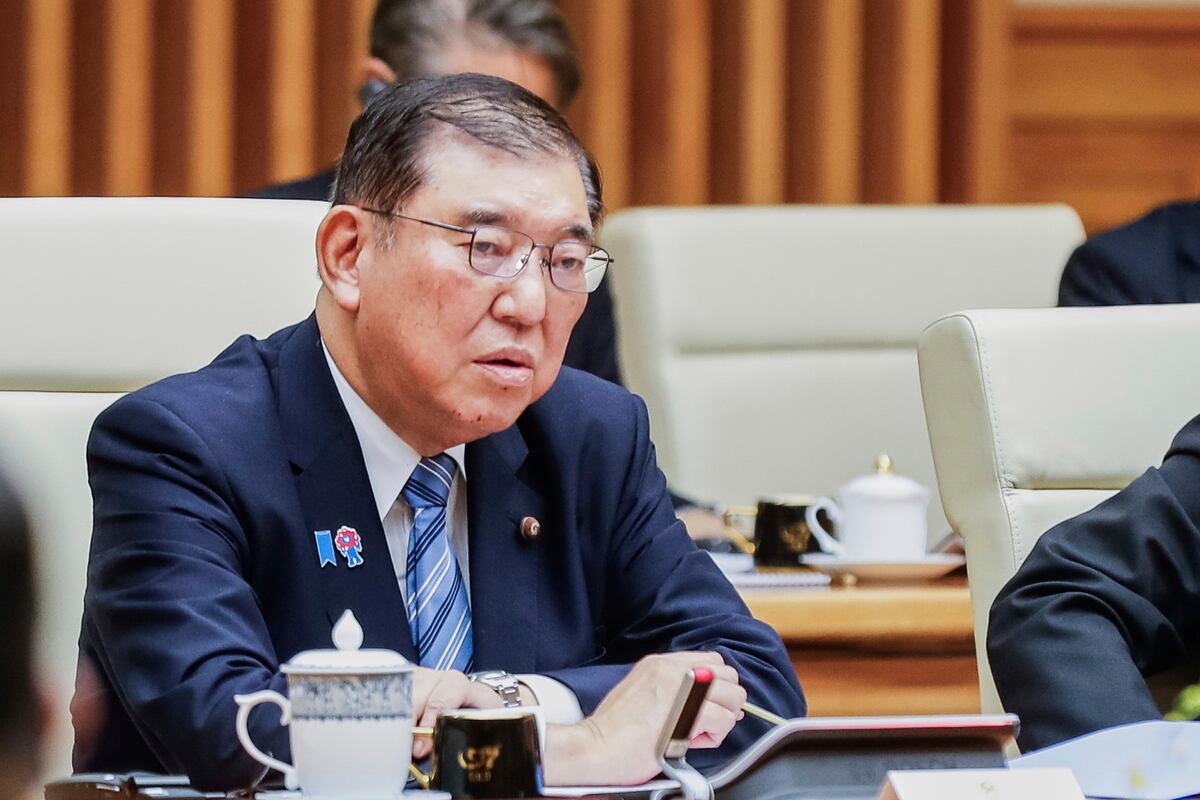 ARCHIVO – El primer ministro japonés, Shigeru Ishiba, habla en una reunión en la Oficina de Gobierno en Hanoi, Vietnam, el 28 de abril de 2025. (AP Foto/Minh Hoang, Pool, Archivo)