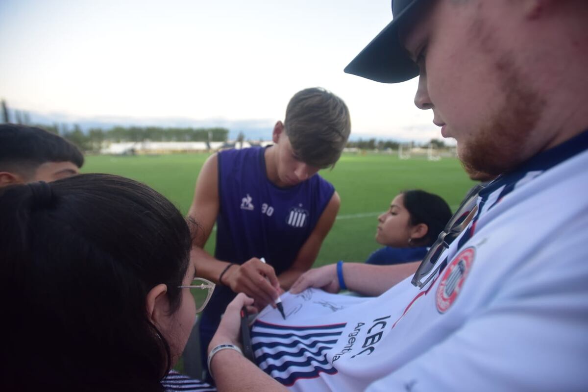 Talleres: el entrenamiento abierto reforzó el vínculo entre el plantel y su gente, en una tarde marcada por el viento y el aliento constante. (Javier Ferreyra / La Voz)