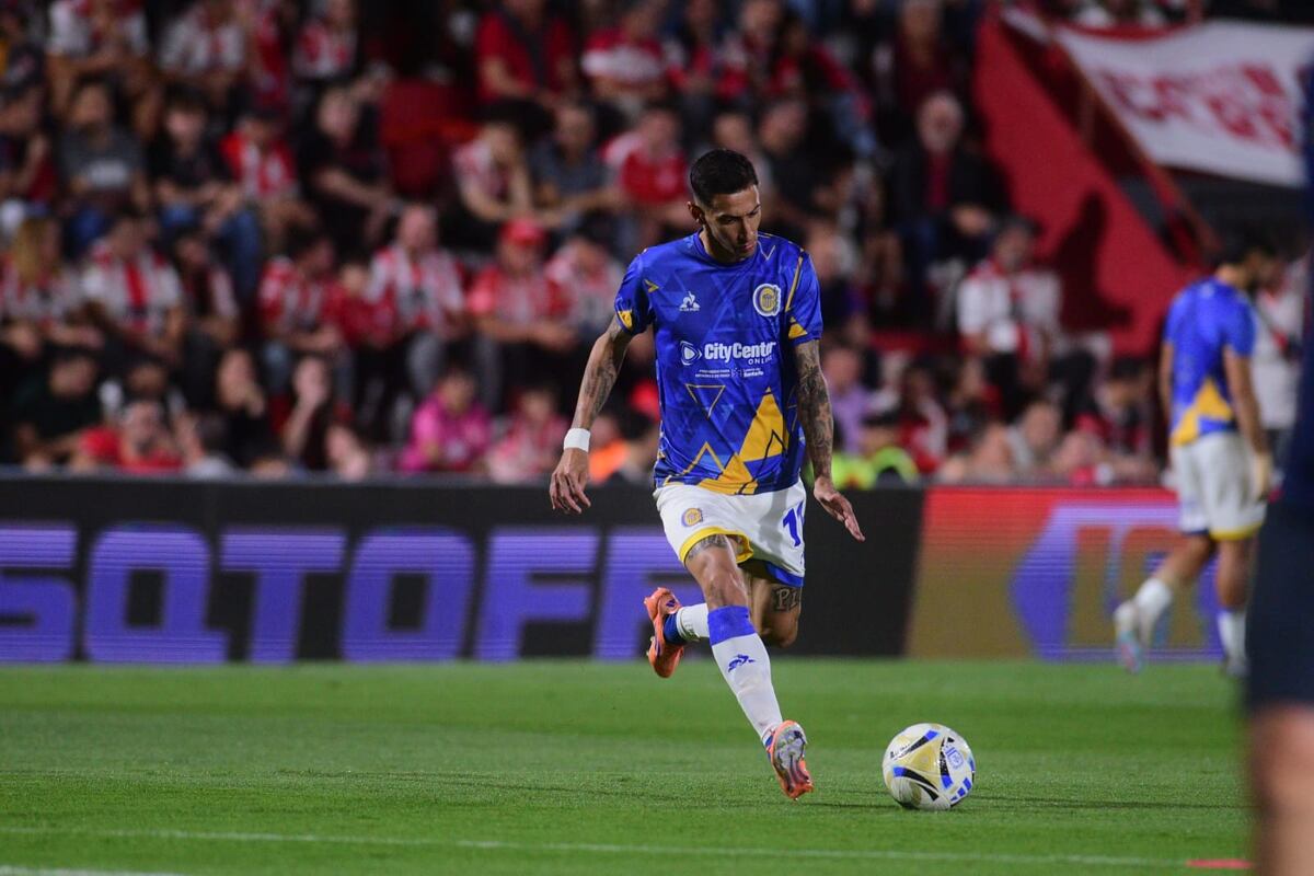 Ángel Di María en la cancha de la Gloria.Instituto ante Rosario Central en Alta Córdoba. (José Gabriel Hernández / La Voz).