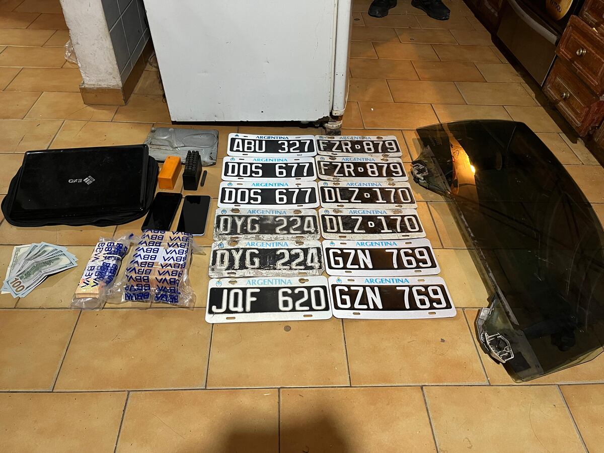 Allanamientos y se secuestro de autos, autopartes, dinero y armas. (Policía)