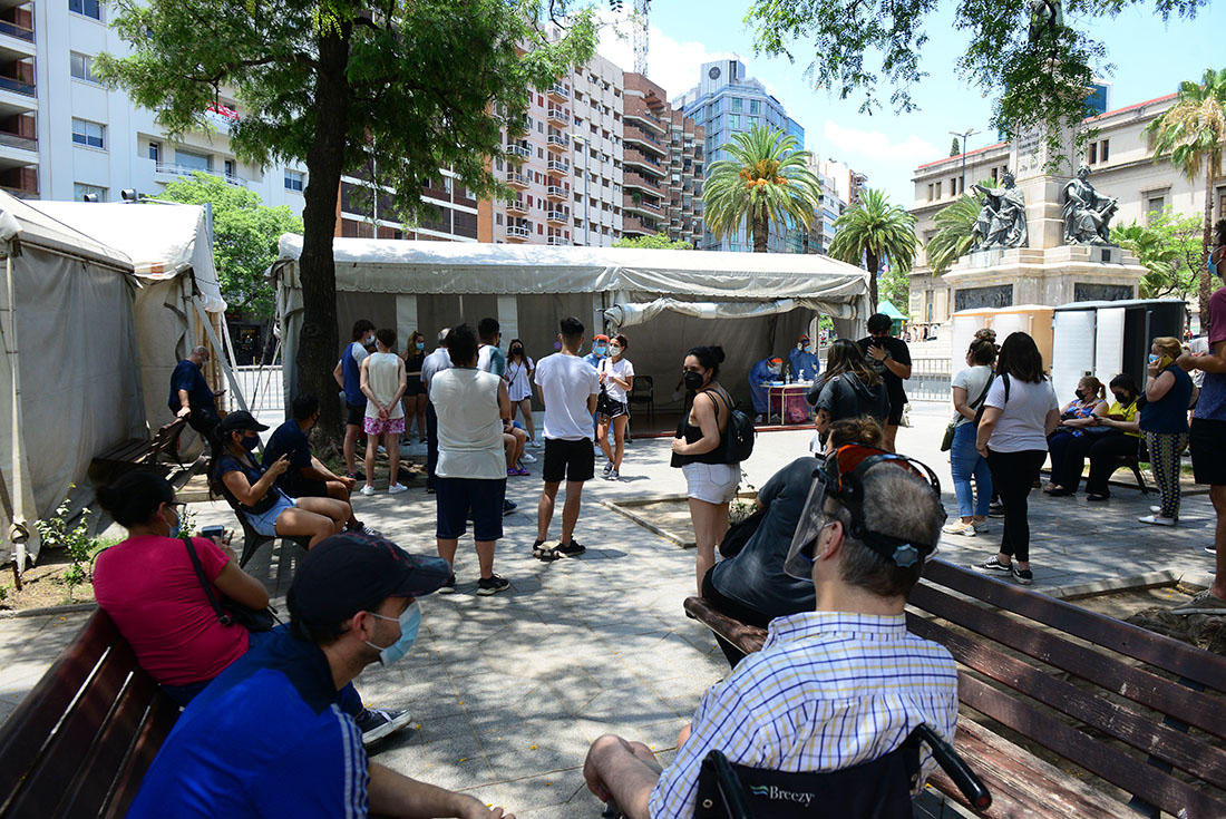 En la explaza Vélez Sársfield, mucha gente buscando hacerse el hisopado tras la Nochebuena. José Gabriel Hernández