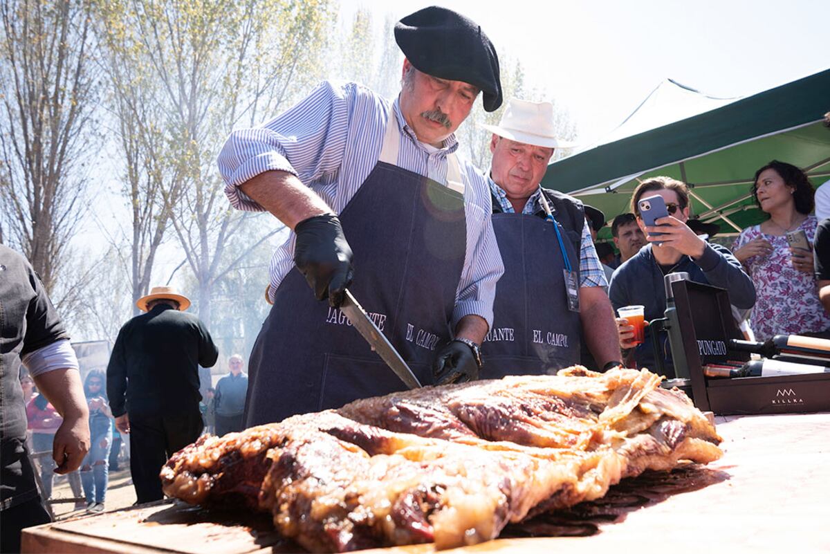 Primer Concurso Nacional de Asado a la Estaca
Se realizó en el departamento de Junín y contó con la participación de más de 70 parejas de asadores de todo el país
Carlos Fernandez y Amadeo Lobello
Foto: Ignacio Blanco / Los Andes