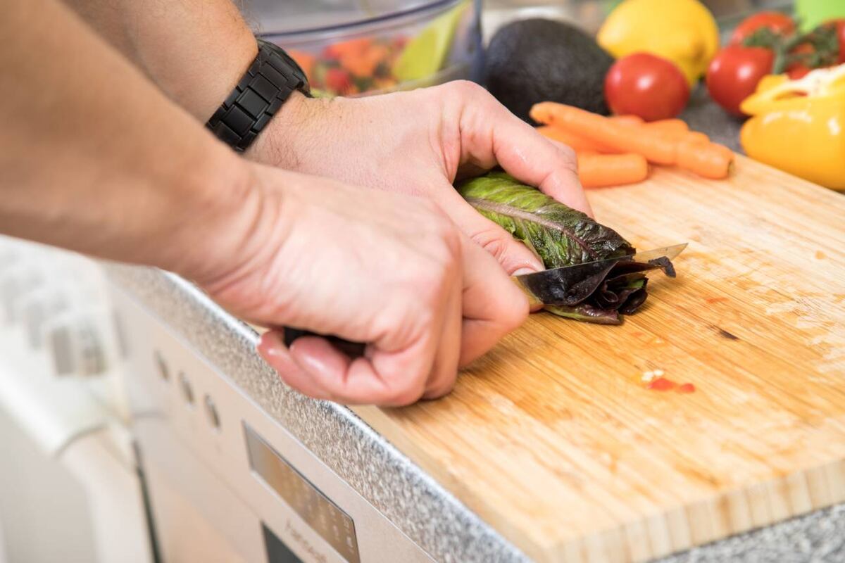 Una ensalada realmente produce saciedad a través del aliño y los ingredientes grasos y proteicos, como pechuga de pollo, huevos, atún, langostinos o queso feta. (Christin Klose/DPA)