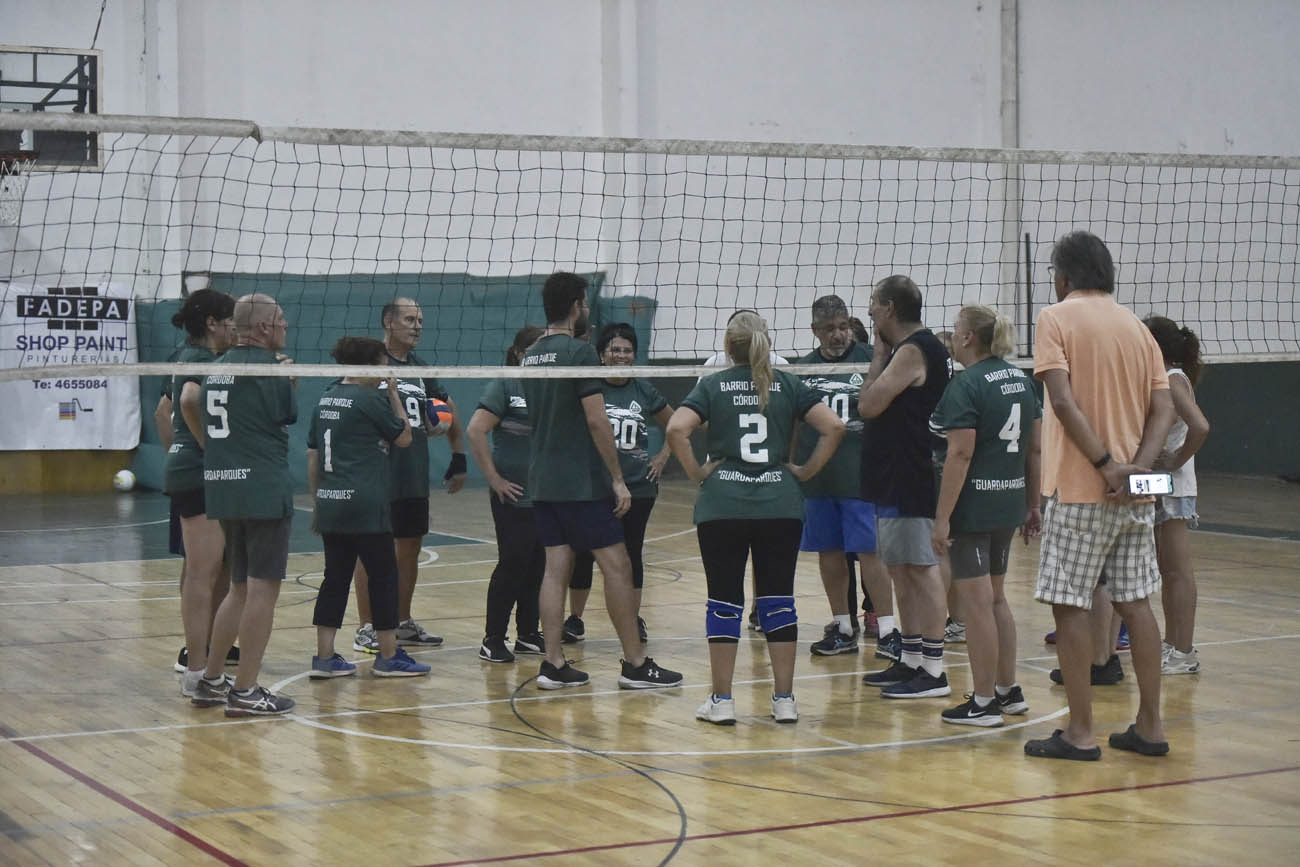 Newcom, deporte similar al vóley, en el Club Barrio Parque
(Faucndo Luque / La Voz)