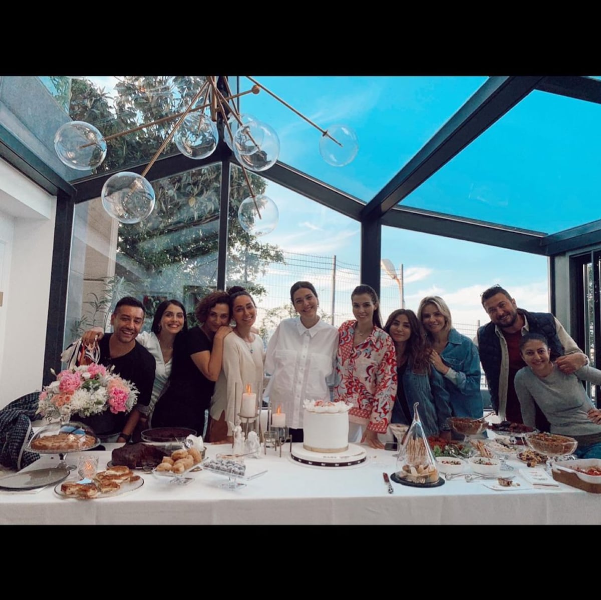 Berguzar Korel y todos sus seres queridos en el anunció su tercer embarazo