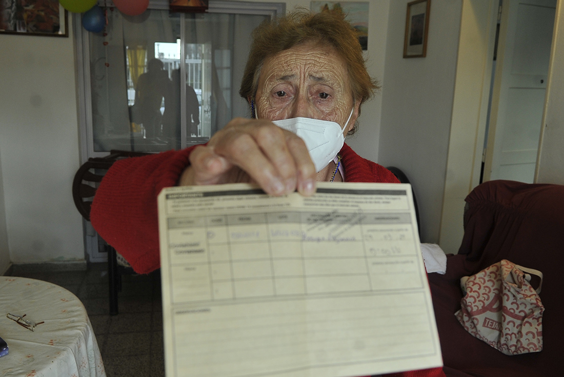 Sara Ramírez espera su segunda dosis. Su hija la ayuda con los reclamos. (Javier Ferreyra)