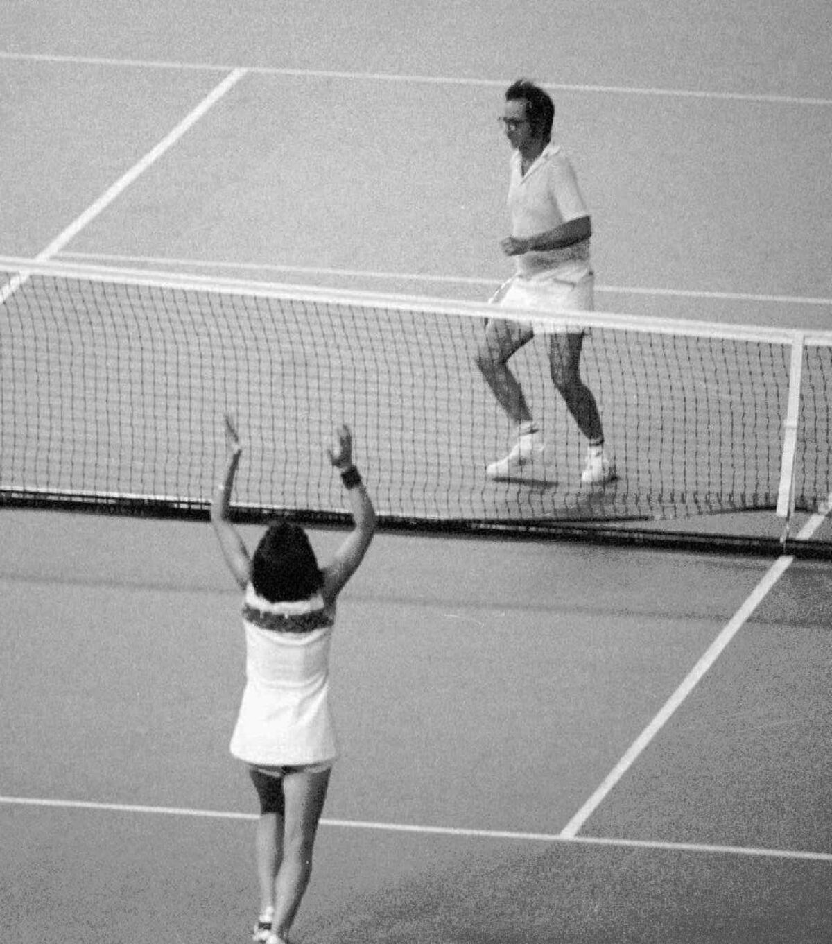 Billie Jean King y Bobby Riggs en cancha. (AP).