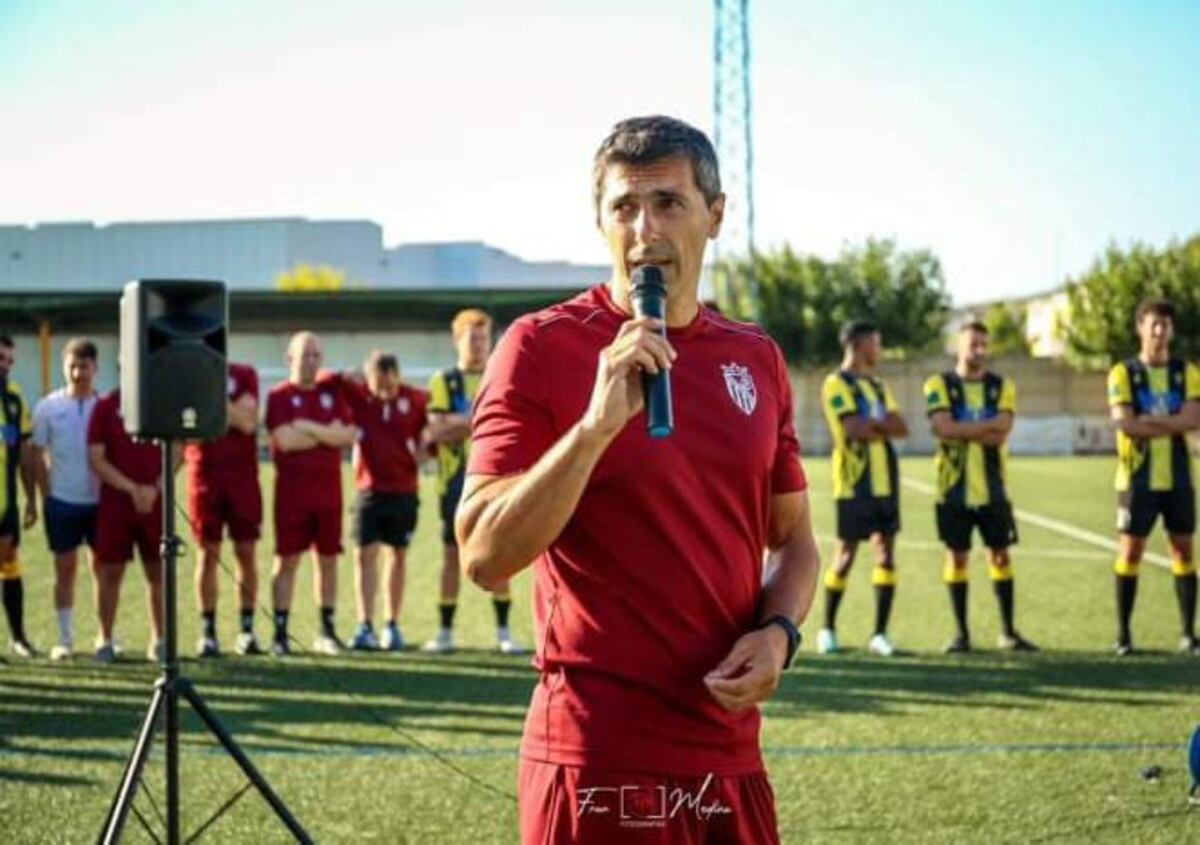 Nicolás Scandaliaris es entrenador del Club Deportivo Peña Azagresa, de Azagra, en España. (Gentileza).