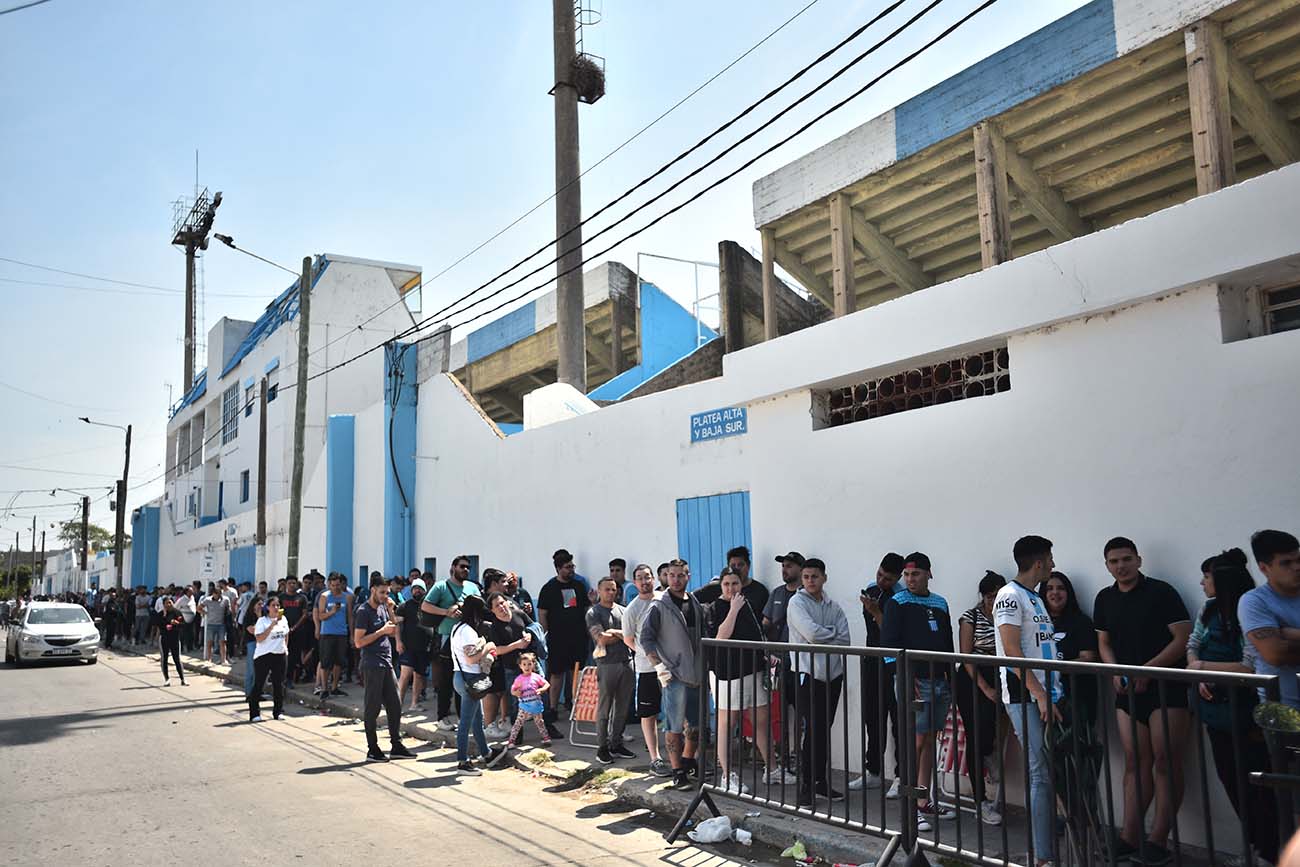 Venta de entradas para la final del Federal A entre Racing de Nueva Italia y Villa Mitre de Bahía Blanca en San Luis. ( Pedro Castillo / La Voz)